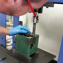 Retrait des ressorts accumulateurs par presse hydraulique Retrait des ressorts accumulateurs par presse hydraulique